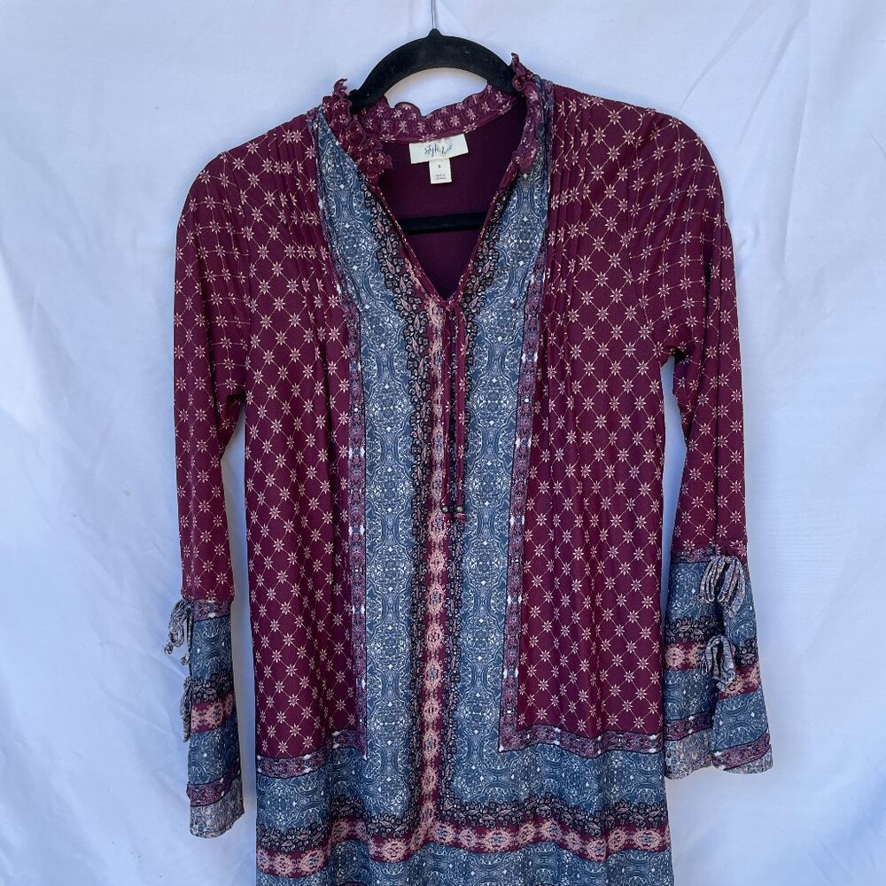 Style and Co size small. Flair sleeves so cute.